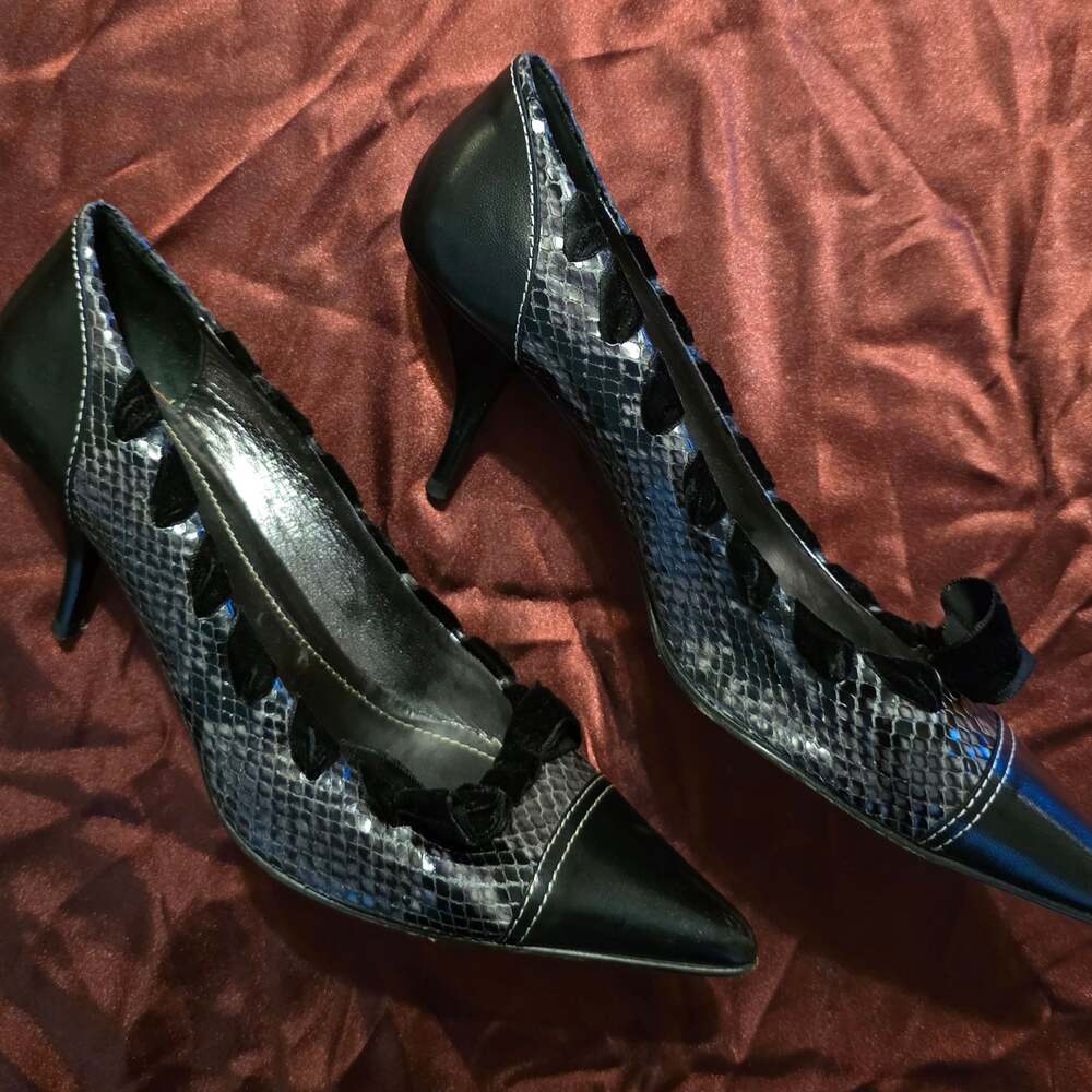 Coach P679 Sue Pointed Toe Pumps Black & Grey Snakeskin Velvet Bow Detail